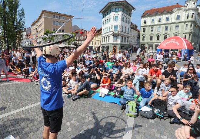 Od današnjega dopoldneva po Ljubljani vrši od znanstvenih dogodivščin in radovednosti. FOTO: Dejan Javornik/Slovenske novice