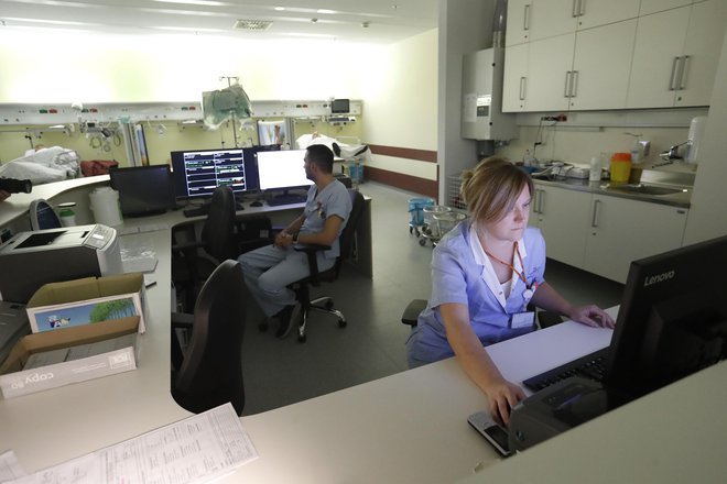 S telemedicino se poveča učinkovitost kadra, saj lahko medicinska sestra istočasno spremlja tudi do 100 bolnikov, pacientom pa, če to ni nujno, ni treba prihajati v bolnišnico na redne kontrolne preglede, pravijo v UKC Ljubljana. Foto Leon Vidic