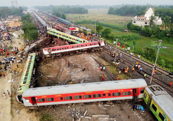 Poškodovanih naj bi bilo več kot 800 ljudi. FOTO: Reuters