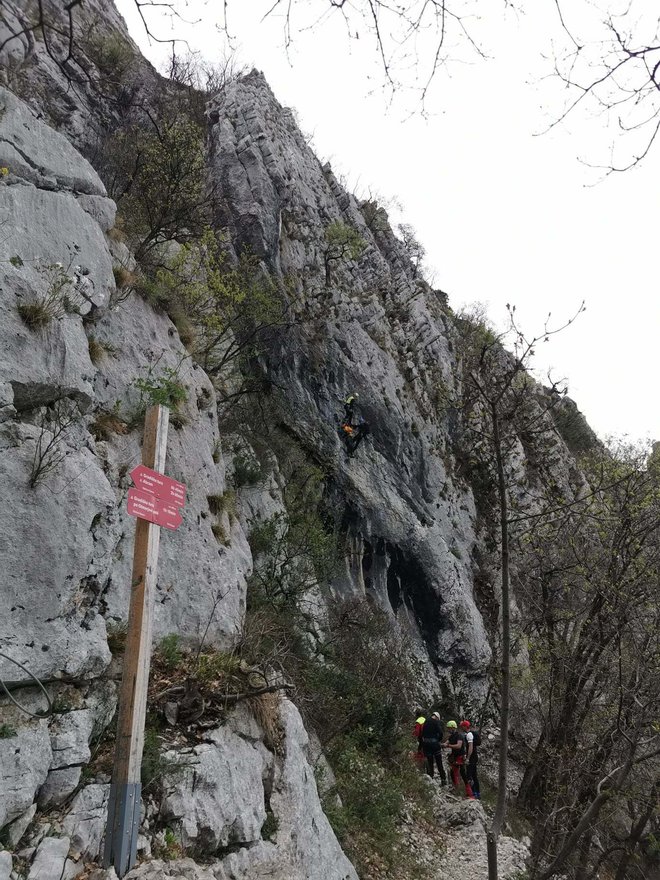 Na fotografiji je reševalna akcija na Otmarjevi poti v Gradiški Turi, ki je potekala pred časom. FOTO: GRS Tolmin