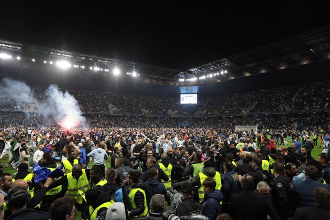 Navijači Le Havra so po tekmi zasedli zelenico na štadionu. FOTO: Lou Benoist/AFP