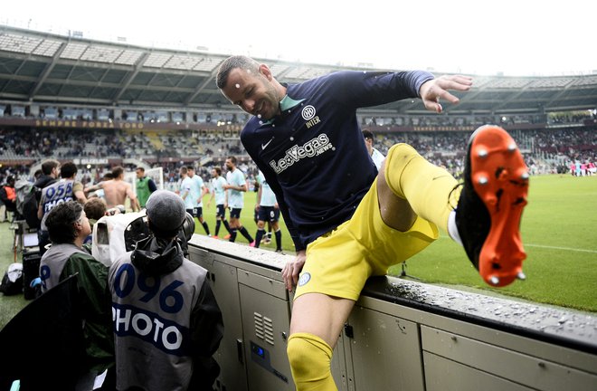 Samir Handanović se je v Torinu preselil na klop v 65. minuti tekme. FOTO: Massimo Pinca/Reuters