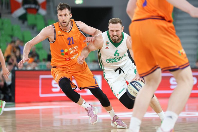 Blaž Mahkovic (levo) in domžalski soigralci so tokrat prekosili Marka Jeremića (z žogo) &amp; Co. FOTO: Cedevita Olimpija