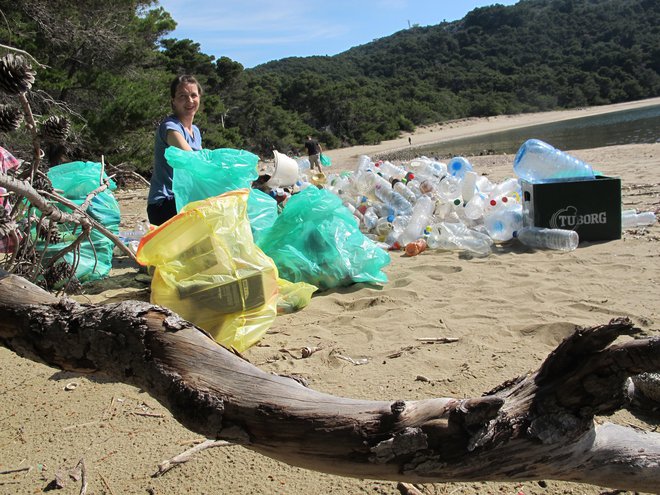 Na plaži, ki je bila na prvi pogled videti čista, smo zbrali 216 kilogramov odpadkov. FOTO: Borut Tavčar/Delo