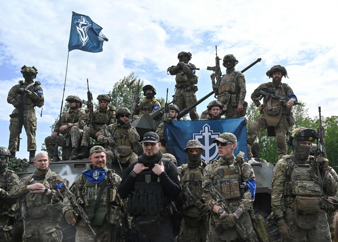 Pripadniki Ruskega prostovoljskega korpusa so Rusi, ki se borijo na strani Ukrajine. Ustanovitelj korpusa Denis Nikitin (v središču) je znan po vzdevku Beli Rex. FOTO: Sergej Bobok/AFP