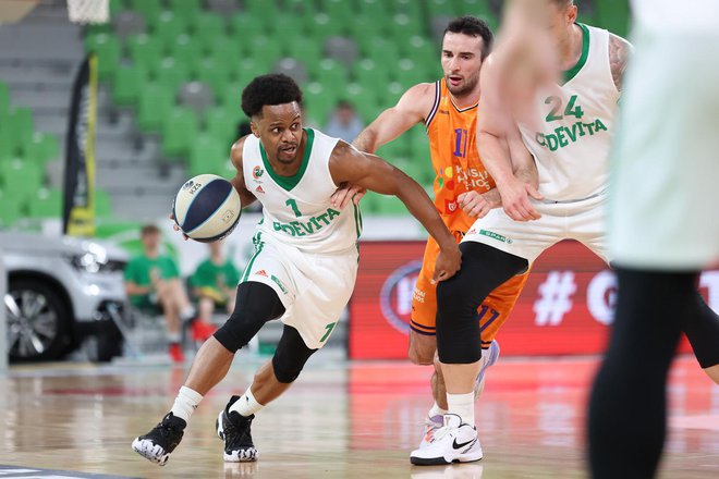 Yogi Ferrell je končal tekmo v 17. minuti, Niko Bačvič (ob njem) je zadel odločilno trojko. FOTO: Cedevita Olimpija