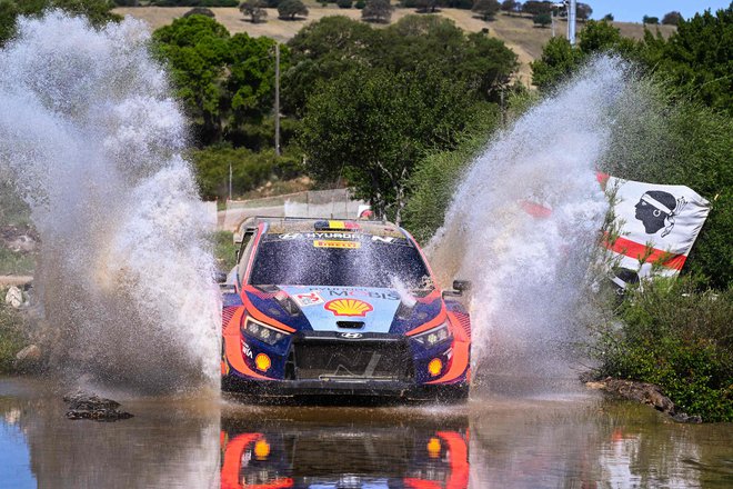 Thierry Neuville je bil najhitrejši na Sardiniji. FOTO: Andreas Solaro/AFP