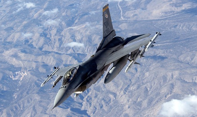 Vojaško letalo F-16 na arhivski fotografiji. FOTO: Kevin Gruenwald/AFP