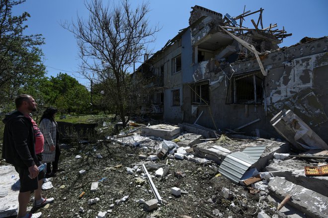 Težko je ugotoviti, kaj se zares dogaja na ukrajinski fronti. Na fotografiji posledice ruskega raketnega napada blizu Dnipra. FOTO: Stringer/Reuters