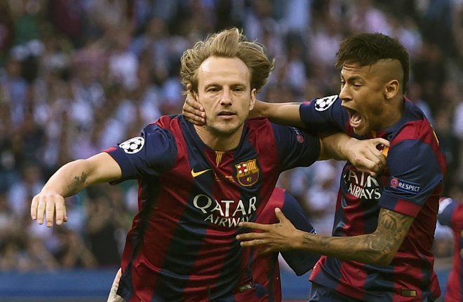 Ivan Rakitić (levo) z Neymarjem proslavlja prvi gol Barcelone v finalu lige prvakov 2015. FOTO: Dylan Martinez/Reuters