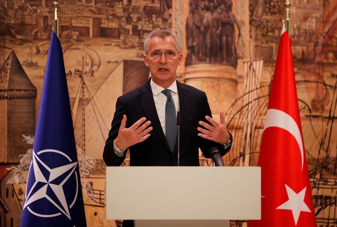 Generalni sekretar Nata Jens Stoltenberg med novinarsko konferenco v Istanbulu Foto Dilara Senkaya/Reuters