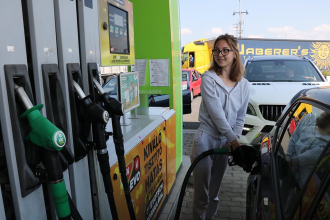 Najvišja dovoljena cena 95-oktanskega bencina se bo opolnoči zvišala za tri cente in bo znašala 1,412 evra. FOTO: Jože Pojbič/Delo