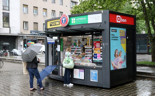 Tržni inšpektorji so pred dnevi s trga umaknili »slim cigarete«, saj zdravstvena opozorila na embalaži niso bila dovolj široka. FOTO:  Blaž Samec/Delo