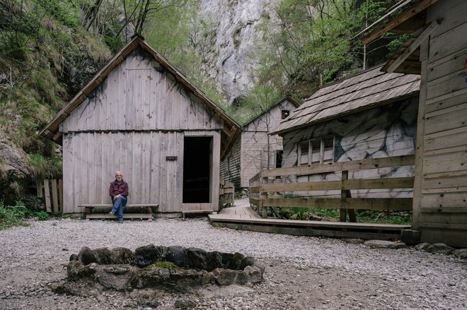 Darko Tušar vodi obiskovalce po Partizanski bolnišnici Franja že več kot 20 let. FOTO: Sašo Tušar