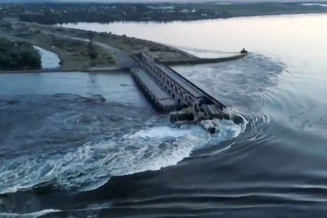 Mednarodna agencija za jedrsko energijo je seznanjena s poročili o poškodbah na ukrajinskem jezu Kahovka. FOTO: AFP