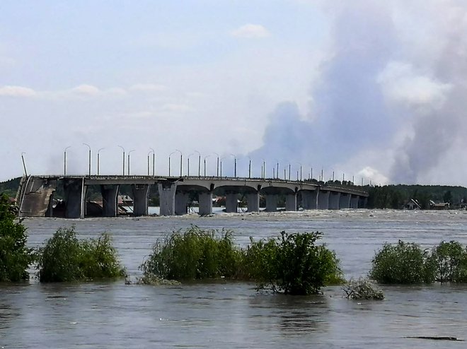 Delno poplavljeno območje pri Hersonu. FOTO: AFP