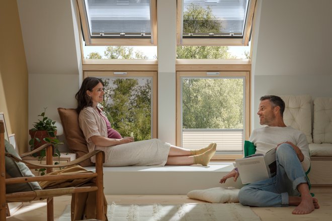 Senčila VELUX so enostavna in moderna, saj namestitev senčil v ročni izvedbi ne zahteva meritev, krajšanja, rezanja ali dodatnih del. FOTO: Velux