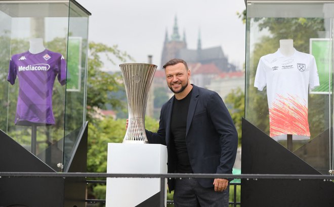 Pokal za zmagovalca konferenčne lige je že na ogled. Ambasador finalnega dvoboja pa je tudi nekdanji odlični češki nogometaš in bivši član Fiorentine Tomáš Ujfaluši. FOTO: Stringer/AFP