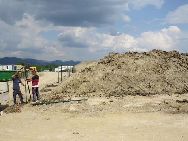 Sanacijska dela na območju inertnih odpadkov v Suhadolski jami še vedno potekajo. FOTO: Bojan Rajšek/Delo