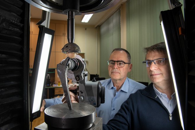 Samo K. Fokter (levo) in Nenad Gubeljak med izvajanjem obremenilnega preizkusa natezne trdnosti izmenljivega vratu. FOTO: arhiv UM

 