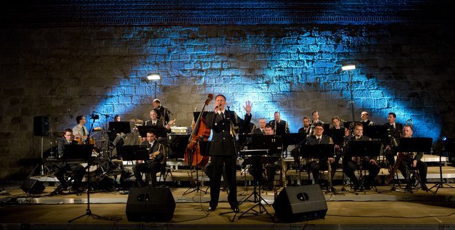 Big band orkestra Slovenske vojske je odprl festival Junij v Ljubljani. Foto Matej Kramzer