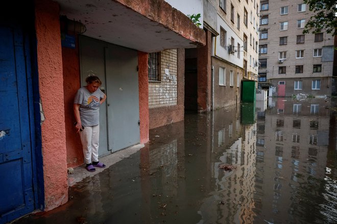 Voda zaliva domove ljudi ob Dnepru. FOTO: Alina Smutko/Reuters