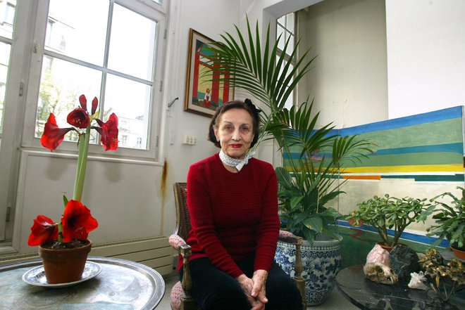 Françoise Gilot v svojem ateljeju leta 2004. FOTO: Jean-Pierre Muller/AFP