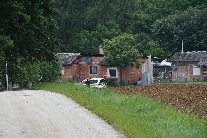 Okoli naselja je parkiranih več policijskih vozil. FOTO: Oste Bakal