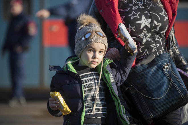 Agencija EU za temeljne pravice meni, da bi morale države pomoč ukrajinskim beguncem prilagoditi dejstvu, da so v večini ženske in otroci. FOTO: Jure Eržen/delo