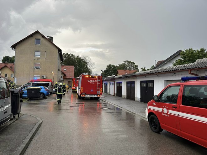 Gasilci iz Radomelj so intervenirali na Škrjančevem, kjer je voda ogrožala večstanovanjski objekt. FOTO: PGD Radomlje/Facebook