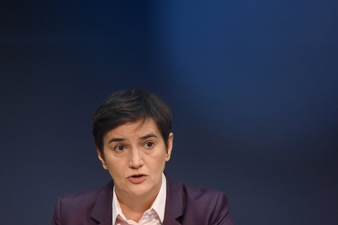 Premierka Ana Brnabić je na novinarski konferenci z Vučićem povedala, da meni, da so volitve edini izhod iz trenutne situacije, saj se, kot je dejala, opozicija niti 12 dni po pozivu s strani predsednika države na pogovore ni odzvala. FOTO: Zorana Jevtić/Reuters