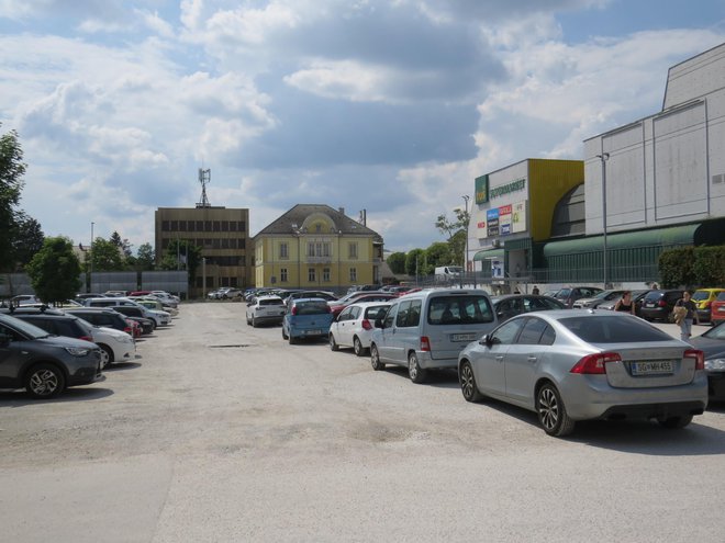 Mesto se utaplja v pločevini, zato nameravajo uvesti plačilo parkirnine. FOTO: Bojan Rajšek/Delo