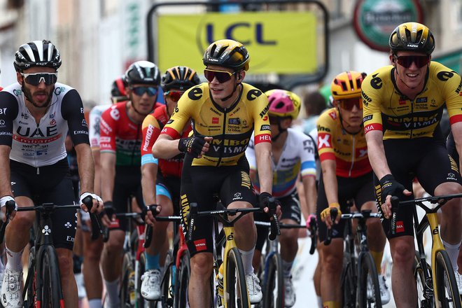 Jonas Vingegaard (v sredini) je danes prepričljivo ugnal vse tekmece. FOTO: Anne-Christine Poujoulat/AFP