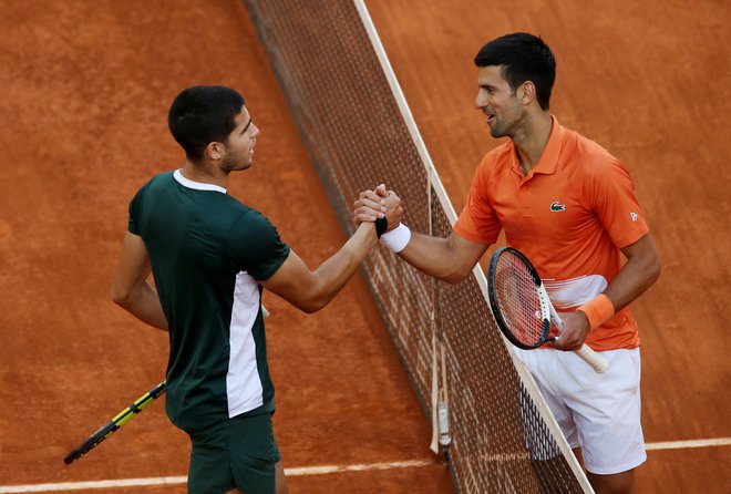 Novak Đoković (desno) se je doslej le enkrat pomeril s Carlosom Alcarazom. Kako bo danes? FOTO: Isabel Infantes/Reuters