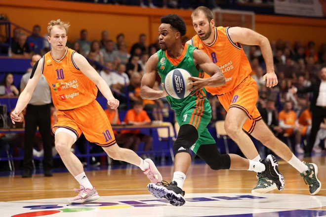 Yogi Ferrell (z žogo) je bil v Domžalah nerešljiva uganka za domače košarkarje. FOTO: Cedevita Olimpija