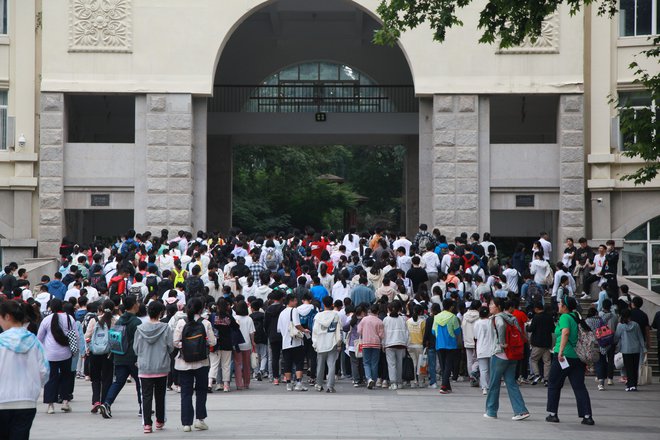 Študentje v mestu Nanjing v provinci Jiangsu čakajo na začetek izpitov. FOTO: Costfoto/Reuters