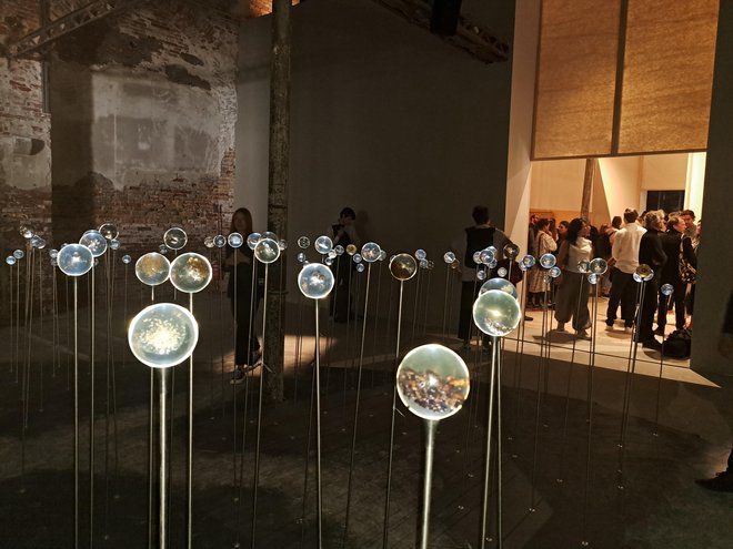 Čilski paviljon ponuja na ogled množico steklenih krogel, v katere so kot simbol upanja ujeta semena. FOTO: Katja Cah