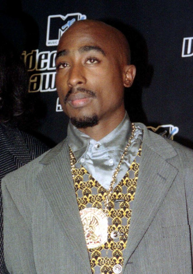 Kot raperski zvezdnik iz prve lige se je Tupac Shakur samo nekaj dni pred smrtjo septembra 1996 udeležil podelitve nagrad glasbene televizije MTV, ki je takrat narekovala trende popkulture. FOTO: Mike Segar/Reuters