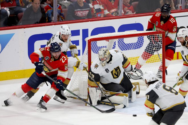 Hokejisti Floride so v finalu NHL prvič premagali Las Vegas, ko je za zmago zadel Carter Verhaeghe (levo). FOTO: Patrick Smith/AFP