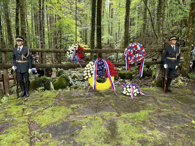 Ob breznu po vojni pobitih pod Krenom v Kočevskem rogu, ki simbolno predstavlja številna druga povojna grobišča po vsej državi, so prejšnji konec tedna 34. leto zapored pripravili spominska slovesnost z mašo. FOTO: Aleš Kocjan