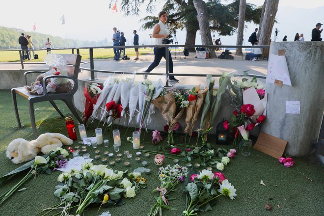 Na mesto napada so ljudje prinesli sveče in cvetje. FOTO: Denis Balibouse/Reuters