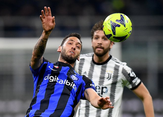 Hakan Calhanoglu (levo) bo imel v Istanbulu gotovo bučno podporo s tribun. FOTO: Reuters