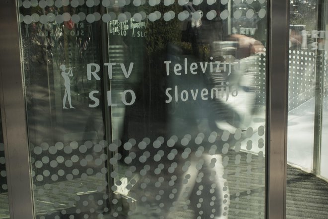 Alenka Puhar se verjetno dobro zaveda vtisa, ki je nastal iz njenega pogovora z Vido Petrovčič v oddaji TVS Intervju (2. aprila 2023). FOTO: Jure Eržen