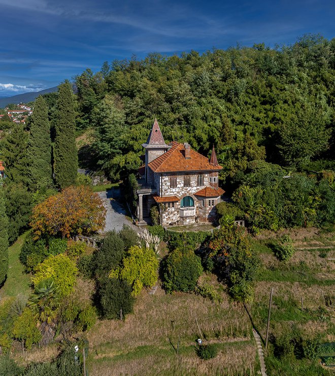 Vila, vpet v hrib Sv. Marka nad Šempetrom, je kot pomanjšana graščina. Foto Matjaž Prešeren