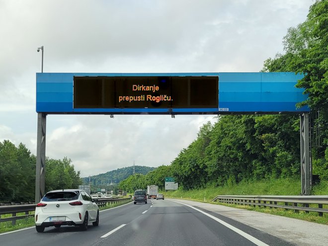 Napis na avtocesti, ki kliče, da stopimo s plina. FOTO: Dars