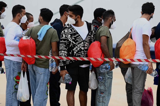 Migranti med čakanjem v sprejemnem centru na italijanskem otoku Lampedusa. FOTO: Vincenzo Pinto/AFP