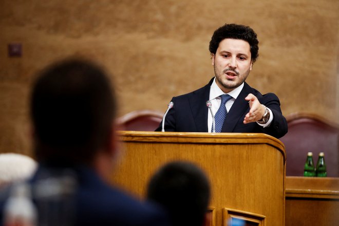 Tehnični predsednik črnogorske vlade Dritan Abazović je afero glavnega favorita za zmago na volitvah Milojka Spajića pograbil z obema rokama. FOTO: Stevo Vasiljević/Reuters