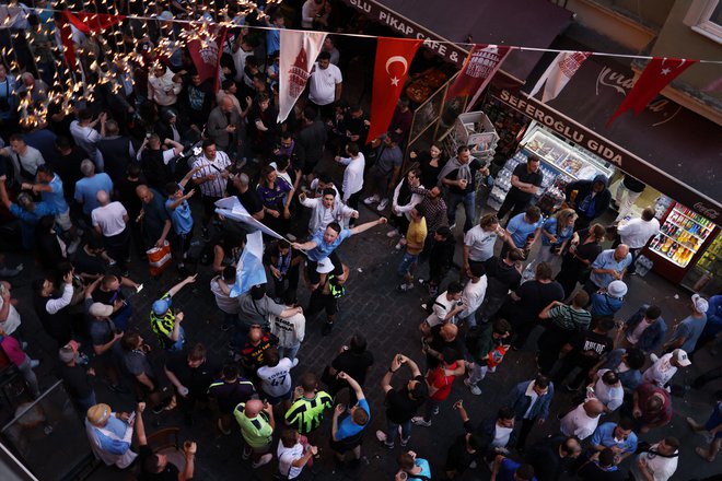 Na istanbulskem trgu Taksim je med navijači obeh finalistov kot v mravljišču. FOTO: Umit Bektaš/Reuters