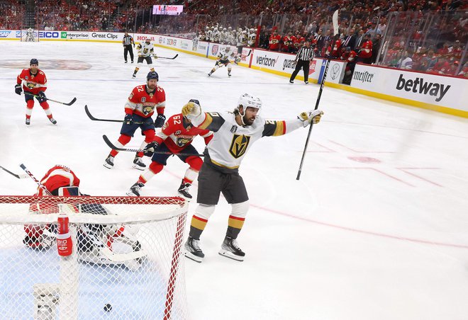 Chandler Stephenson je premagal Sergeja Bobrovskega za tretjo zmago hokejistov moštva Vegas Golden Knights v finalu NHL. FOTO: AFP