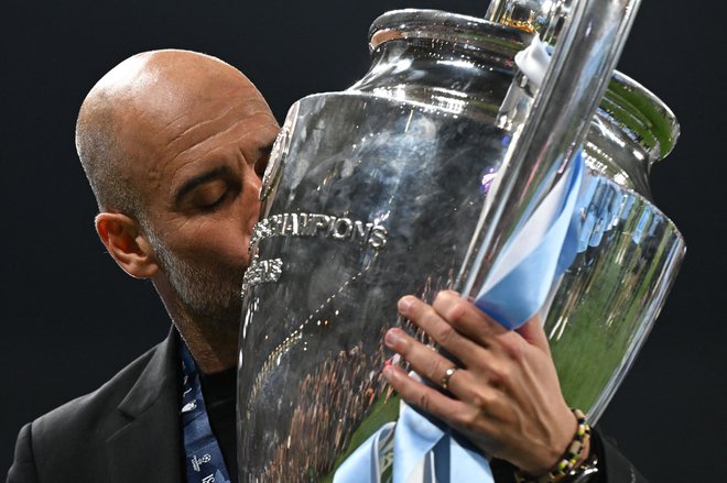 Pep Guardiola je že pri 35 lovorikah, pred njim je le še legendarni sosed in nekdanji tekmec z Old Trafforda Alex Ferguson. FOTO: Paul Ellis/AFP